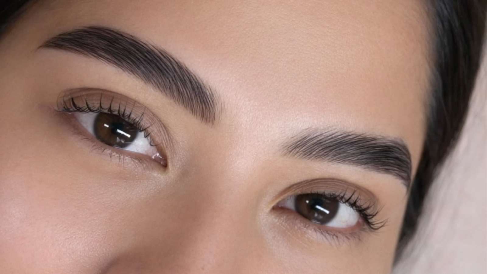 La tendencia que redefine la belleza: cejas naturales y armonización facial conquistan el 2026