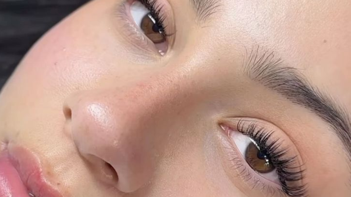 Lifting de pestañas: una mirada que transforma la expresión y la confianza femenina