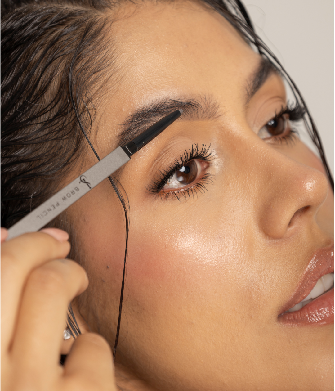 LÁPIZ RETRÁCTIL PARA CEJAS LÍNEA SARA LÓPEZ