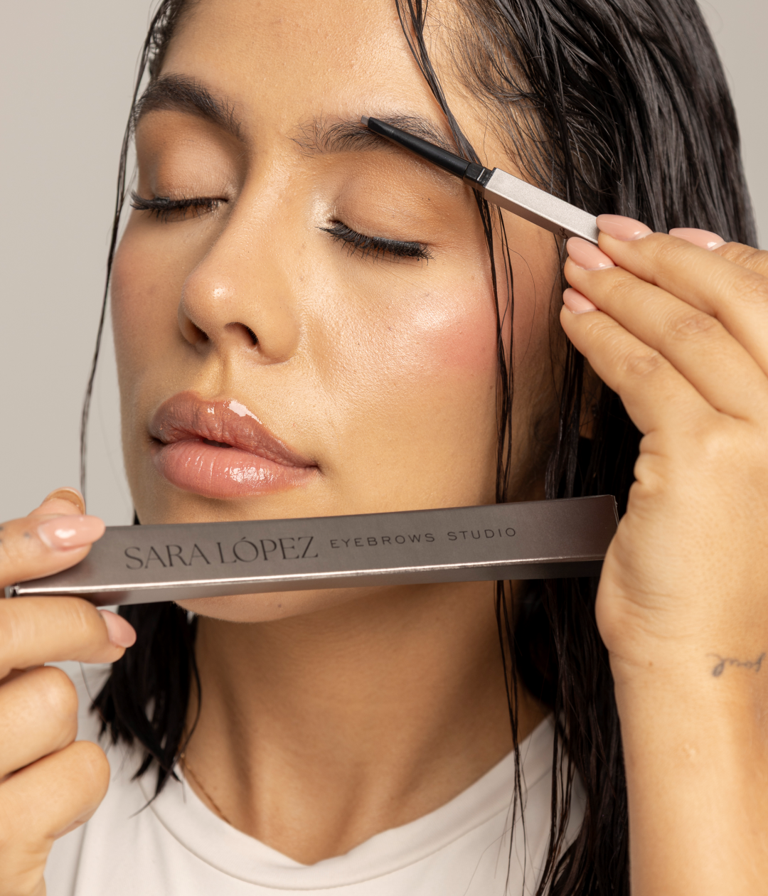 LÁPIZ RETRÁCTIL PARA CEJAS LÍNEA SARA LÓPEZ