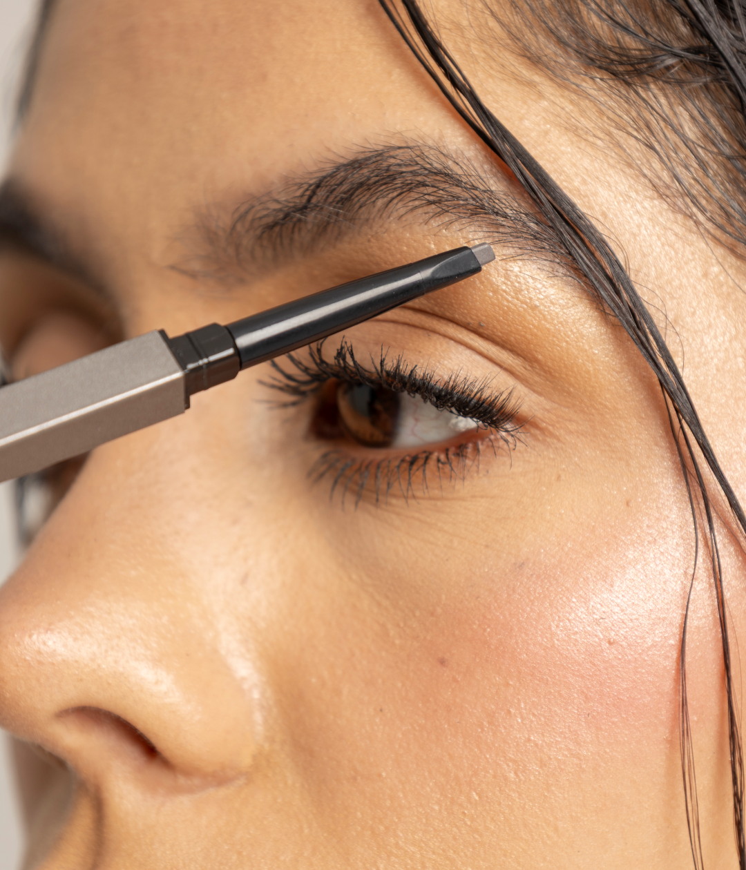 LÁPIZ RETRÁCTIL PARA CEJAS LÍNEA SARA LÓPEZ